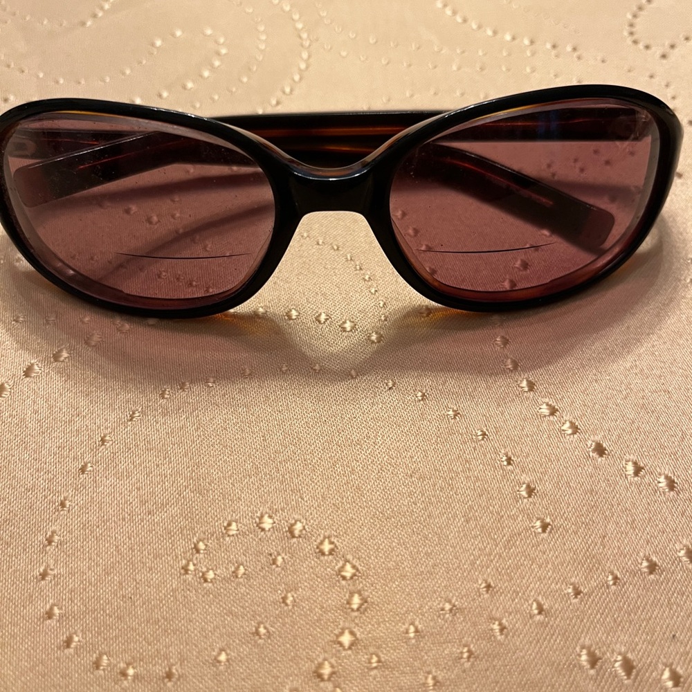 Stylish Black Sunglasses with Pink Lenses